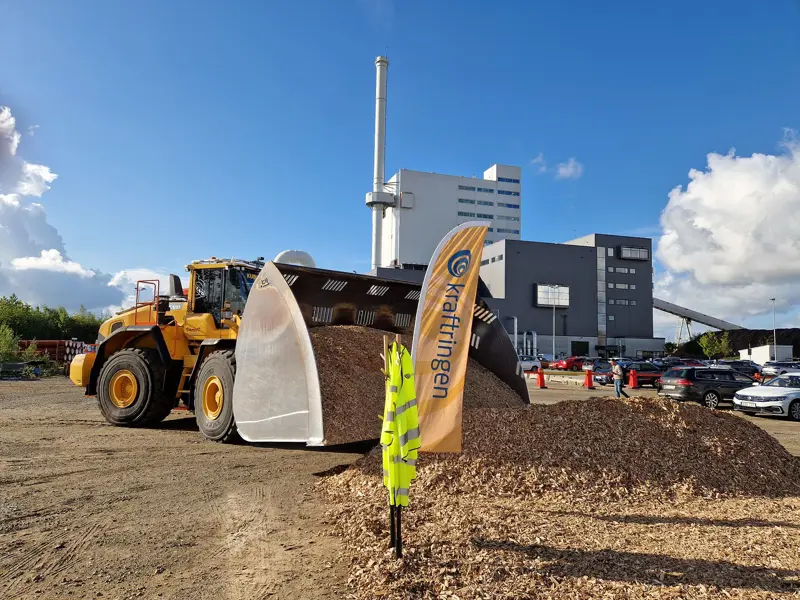 Nu har Kraftringen påbörjat bygget av ett nytt kraftvärmeverk i Örtofta utanför Eslöv. Investeringen på 2,4 miljarder stärker energiförsörjningen i en viktig region i Skåne. Under förmiddagen den 12 september togs det första spadtaget med inbjudna gäster på plats.