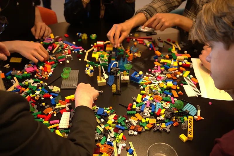 Under Lunds kommuns näringslivsdag Lund Grand Prix fick näringslivet i Lund möjlighet att ta del av ungas insikter kring viktiga samhällsfrågor. Den vinnande klassen BMSL 9A från förra årets Spänningssökarna, Kraftringens tävling för niondeklassare, ledde en workshop där de utbildade deltagarna i hur framtidens Lund kan formas genom hållbara och innovativa lösningar.