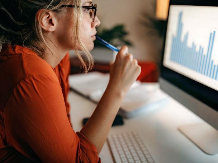 Person analyserar elanvändning och energidata på en datorskärm