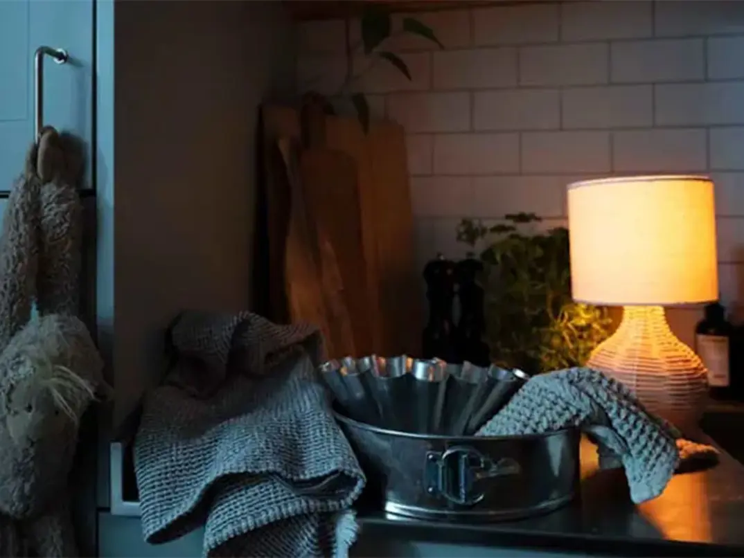 kök med bakredskap och en lampa som lyser