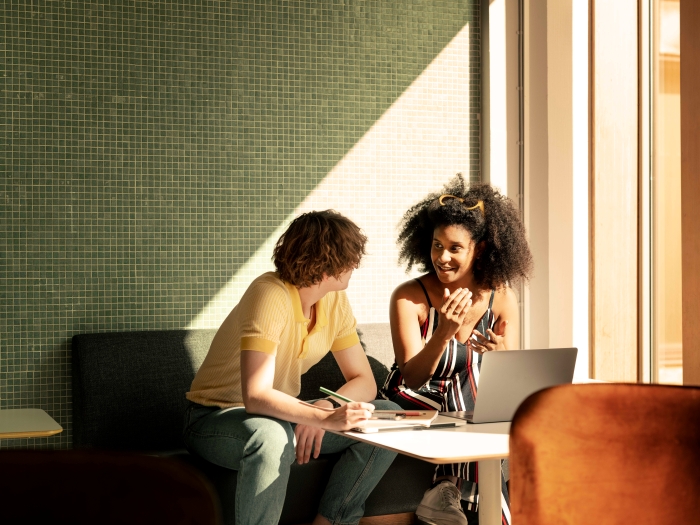 en man och kvinna sitter i en soffa framför en dator